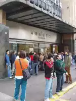 Clients waiting for store to open in Buenos Aires