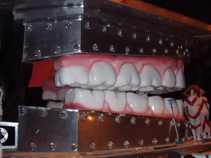 Nice teeth himmeli called maquina humana