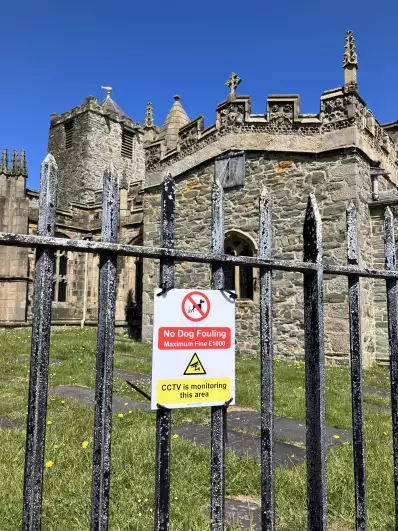 The entrance fee for dogs is 1000 GBP