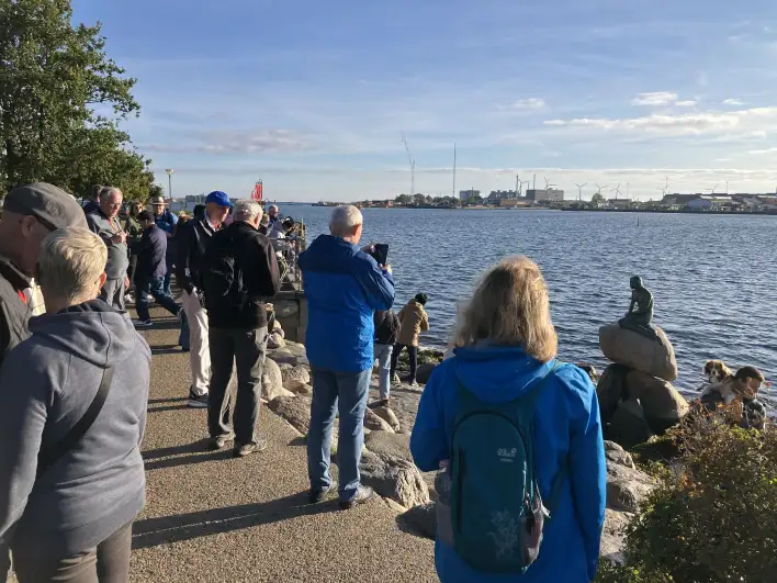 The little mermaid under heavy sightseeing