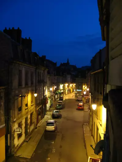 Aubussonin pikkukaupunki yöllä Ranskassa