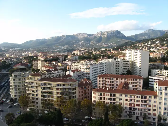 Toulon is between mountains and sea, very feng shui