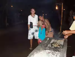 Nana, Elena and Nanas boyfriend on Gili Airs turist bulevard