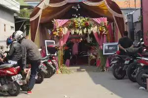 A wedding party in the middle of a road