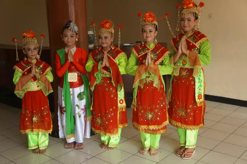 Traditional Indonesian dancing is a popular hobby for girls