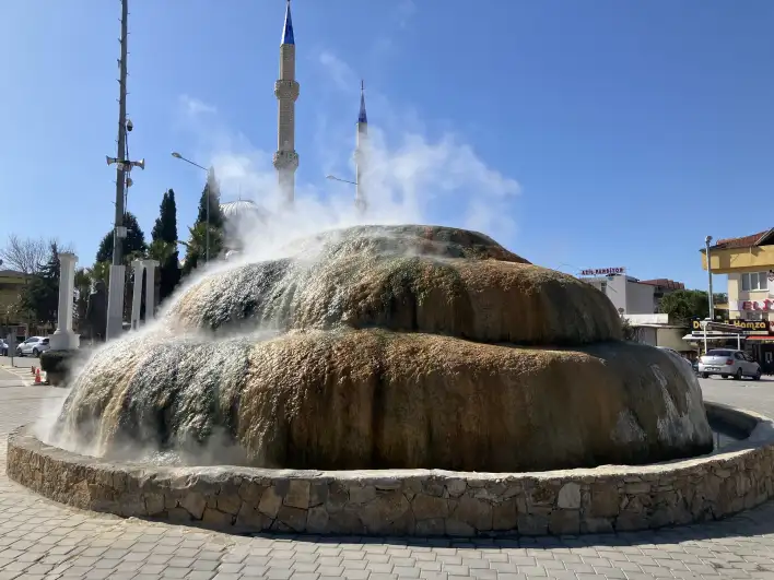 A thermal monument in the town square