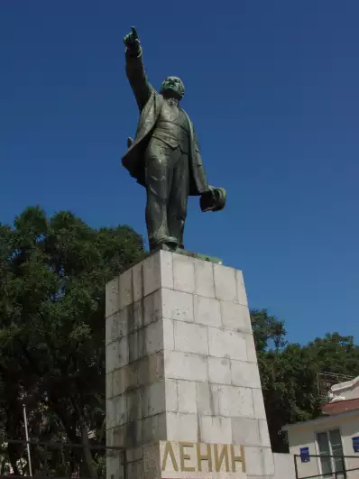 Lenin pointing the way to heaven, Vladivostok