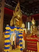 The king and the God side by side in a temple