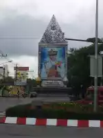 The king in a traffic island
