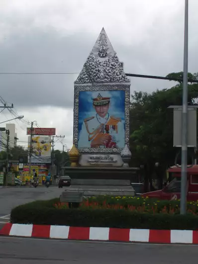 The king in a traffic island