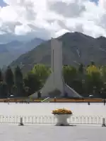 A Soviet-style Chinese monument